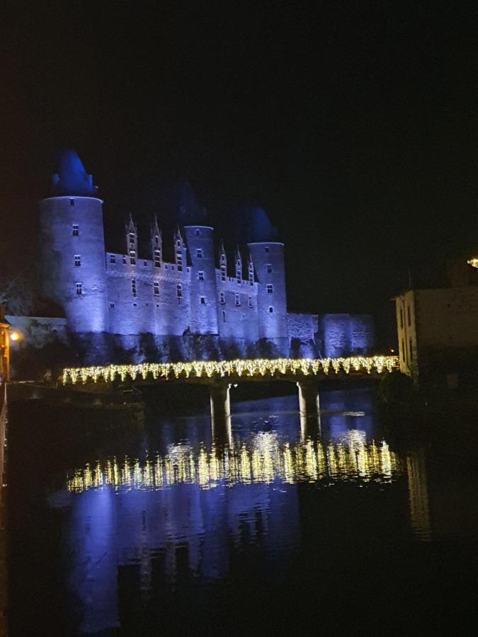 Aux Lits Du Canal Bed and Breakfast Josselin Eksteriør billede