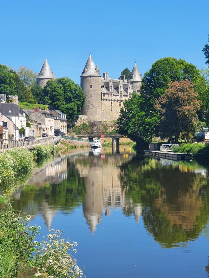 Aux Lits Du Canal Bed and Breakfast Josselin Eksteriør billede